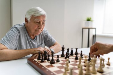 Yaşlı Sunbae Satranç Masası Oyunu