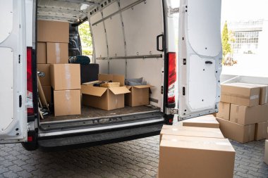 Yeniden Yerleştirme Servisi 'nden kutularla dolu bir minibüs.