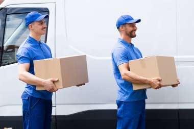 Kamyon Taşıyıcıları Kutuları ve Taşıma Evi Yüklüyor