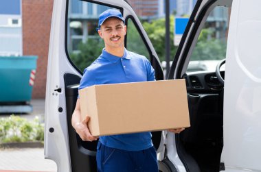 Karton Kutu Teslimatı. Minibüsün yanında. Ticari Yük