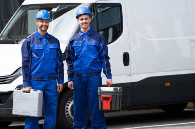 Tamirci elektrikçi ya da tamirci Van Car 'ın yanında.