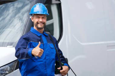 Haşere Kontrol Servisi İşçisi Van Car 'ın yanında.