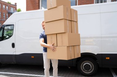 Taşıyıcılar Ağır Kutu Yığını Kamyonun Yakınına Taşır