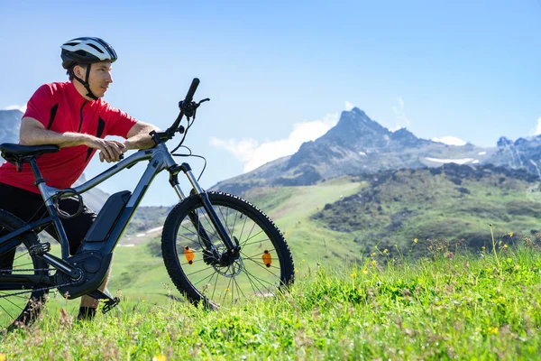 Велосипед Bike Австрії Чоловік Шоломі Гірським Велосипедом — стокове фото