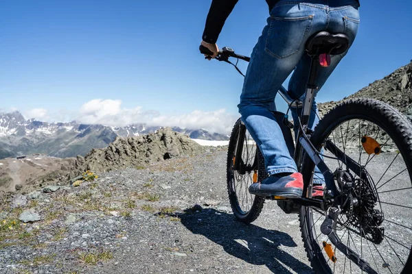 Man Riding Electric Mountain Bike Bike Alps — стокове фото