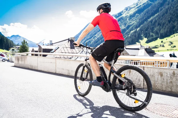 Hombre Montando Bicicleta Ciudad Bicicleta Eléctrica Verano — Foto de Stock