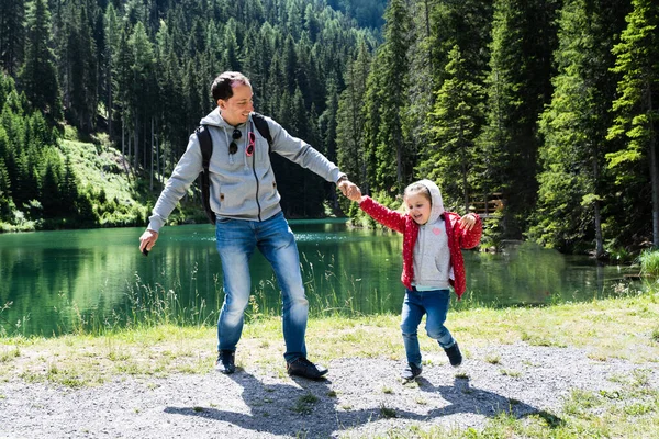 Babam Avusturya Daki Dağ Gölü Nde Kız Çocuğuyla Oynuyor — Stok fotoğraf