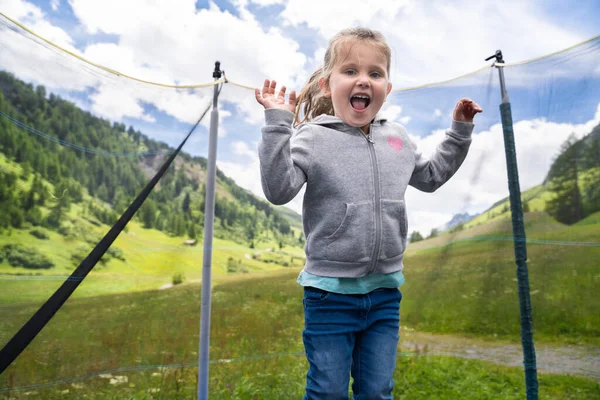 Liten Barn Flicka Hoppar Studsmattan Utanför Kul — Stockfoto