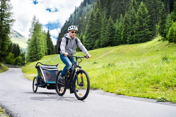 Mężczyzna Rowerem Elektrycznym Mtb Kid Trailer Training — Zdjęcie stockowe