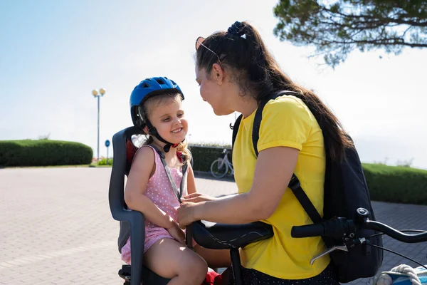 Mère Chevauchant Vélo Dehors Avec Enfant Des Gens Heureux Faisant — Photo
