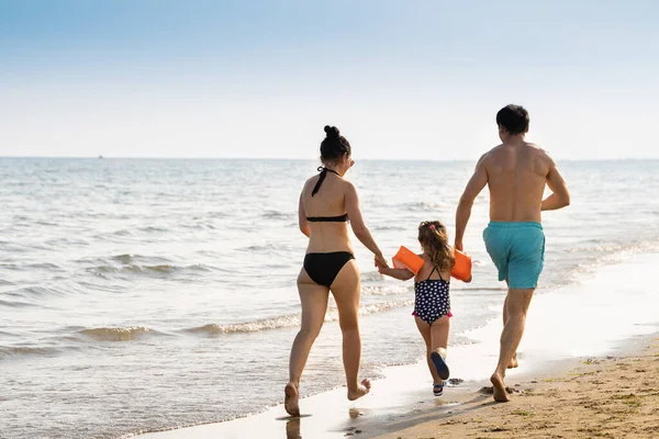 Familie Läuft Strand Mutter Und Vater Mit Kleinem Kind — Stockfoto