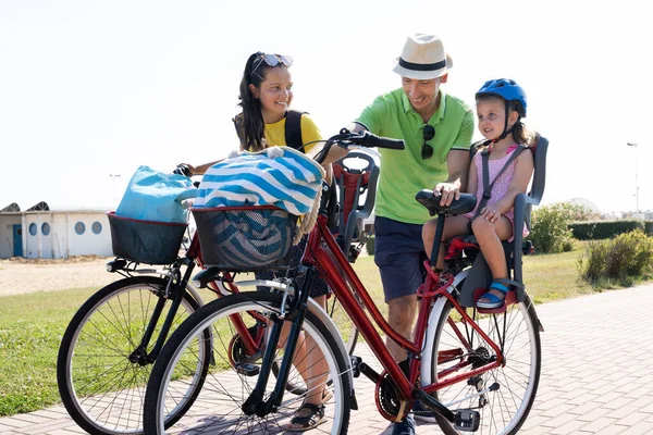 Dışarıda Bisiklete Binen Aile Spor Yapan Mutlu Nsanlar — Stok fotoğraf
