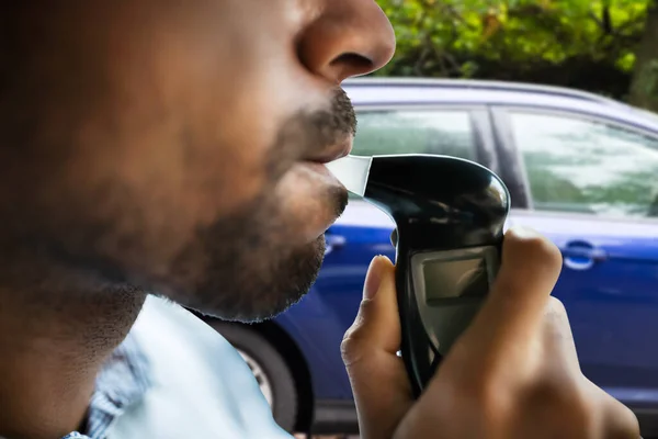 Atemalkoholtestgerät Vor Dem Autofahren — Stockfoto