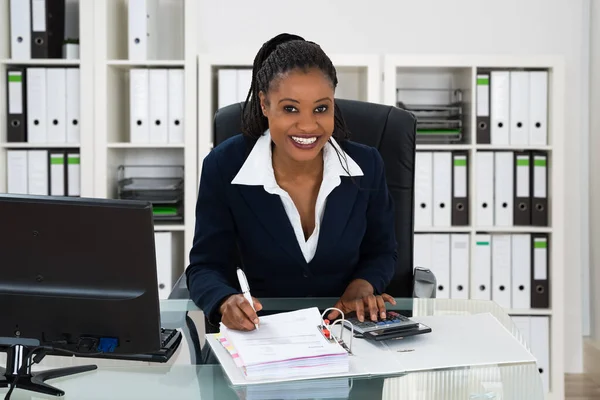 Mujer Contable Profesional Africana Con Calculadora Haciendo Contabilidad — Foto de Stock