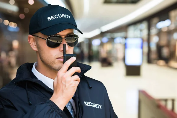 Gardien Sécurité Utilisant Walkie Talkie Dans Centre Commercial — Photo