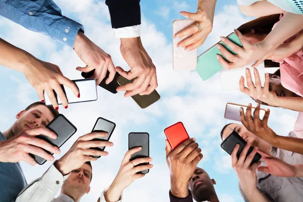 Personas Multiculturales Usando Reteniendo Teléfonos Celulares —  Fotos de Stock