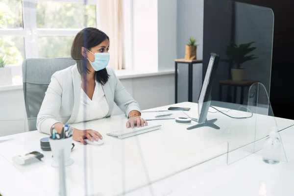 Employee Office Social Distancing Using Sneeze Guard Face Mask — Stock Photo, Image
