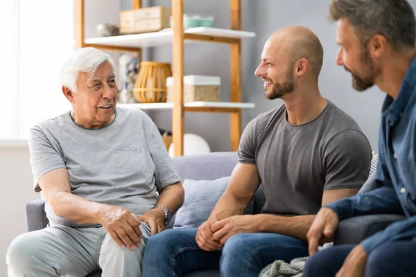 Nagyapa Unokájával Fiával Beszél Három Generáció Család — Stock Fotó