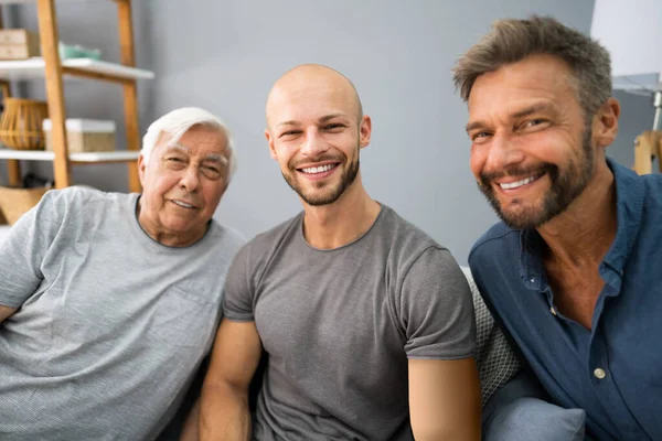 Tre Generation Män Familjeporträtt Front View — Stockfoto