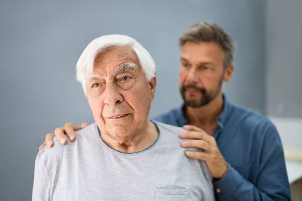 Gammal Äldre Man Med Demens Stöd Och Vård Från Son — Stockfoto