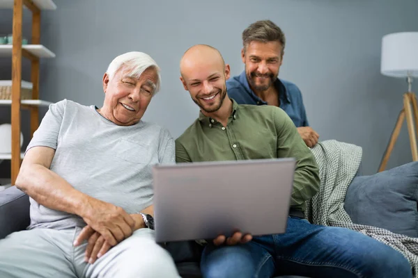 Felice Tre Generazione Uomini Utilizzando Computer Portatile — Foto Stock