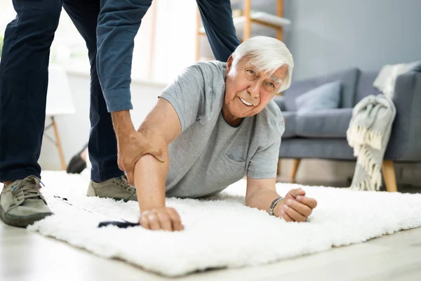 Helpen Oudere Senior Gevallen Man Val Van Het Ongeval — Stockfoto