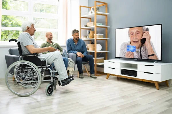 Familj Tittar Vardagsrummet Med Mor Och Farförälder — Stockfoto