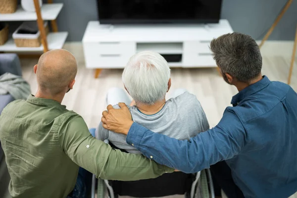 Família Assistindo Sala Estar Com Avô — Fotografia de Stock