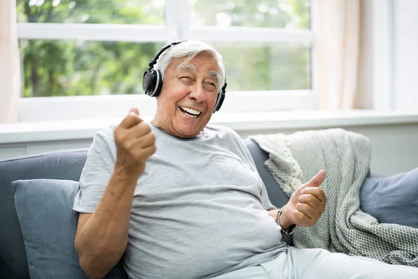 Sorridente Anziano Anziano Ascolto Musica Cuffie — Foto Stock