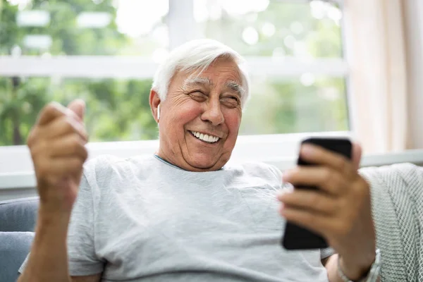 Sorridente Maggiore Anziano Ascolto Musica Sul Telefono Cellulare — Foto Stock