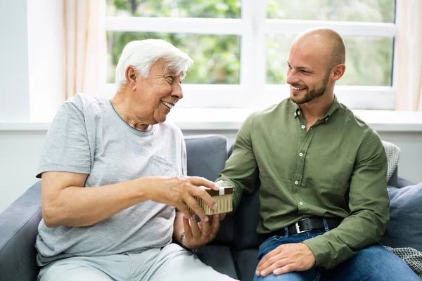 Senior Citizen Mottar Fest Gåva Vårdhemmet — Stockfoto