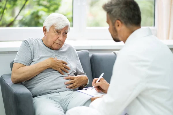 Hemtjänst Äldre Patient Pratar Med Sin Läkare — Stockfoto