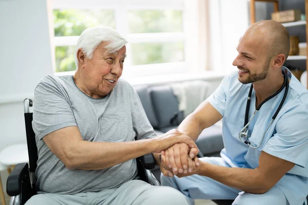 Hälso Och Sjukvård Patient Hålla Hand Med Sjuksköterska — Stockfoto
