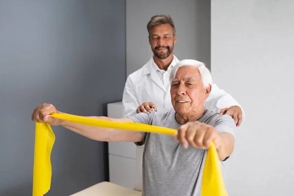 Paciente Fisioterapia Usando Bandas Fisioterapia Para Reabilitação — Fotografia de Stock