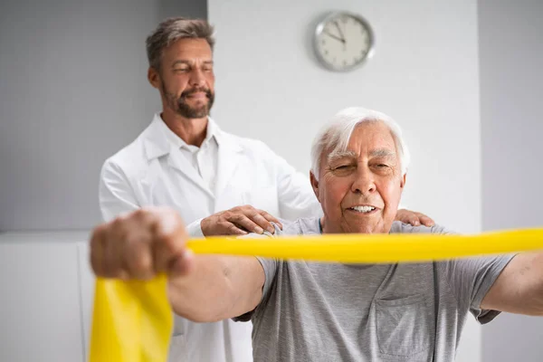 Paciente Fisioterapia Usando Bandas Fisioterapia Para Reabilitação — Fotografia de Stock