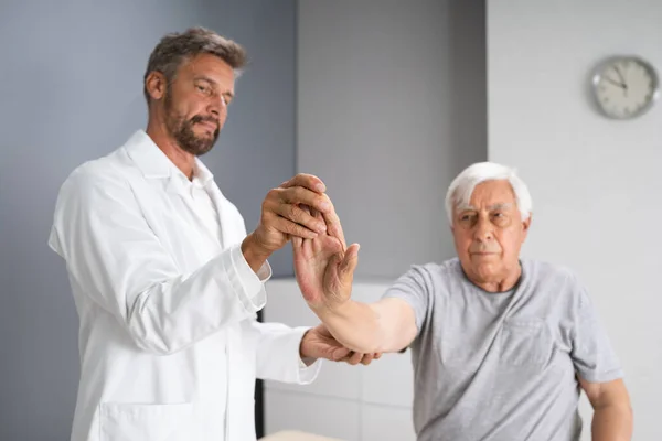 手首の負傷後の理学療法の練習 — ストック写真