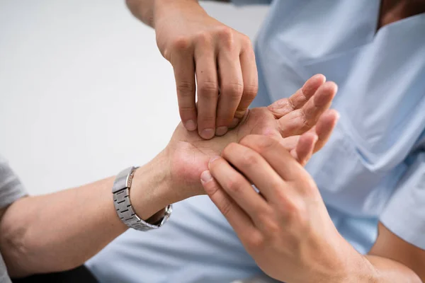 Paziente Più Anziano Pensione Trattamento Medico Del Paziente Dall Infermiera — Foto Stock