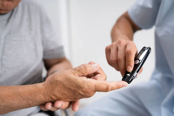 Bloedsuiker Diabetes Gezondheidszorg Check Voor Oude Man — Stockfoto