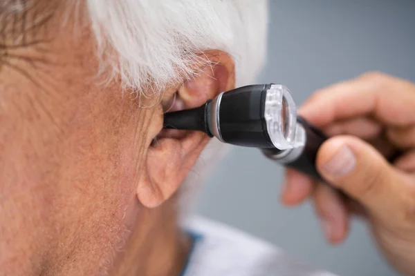 Verificação Otorrinolaringológica Médico Verificando Orelha Usando Otoscópio — Fotografia de Stock