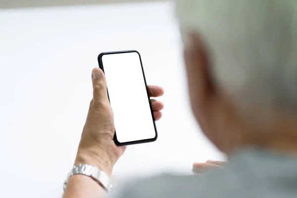 Elderly Senior Hand Using Cell Phone Smartphone — Stock Photo, Image