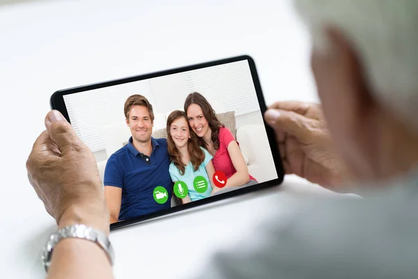 Senior Man Video Conferencing Met Zijn Gezin Tablet — Stockfoto