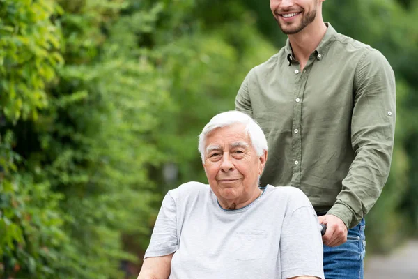 Vecchio Sorridente Anziano Sedia Rotelle Trasporto Parco — Foto Stock