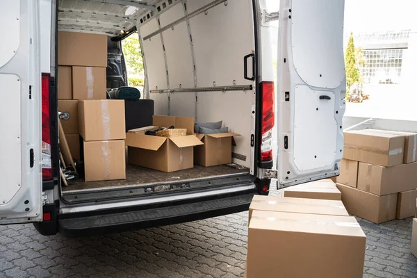 Lieferwagen Mit Kisten Auf Der Straße Aus Dem Geschäft Mit — Stockfoto