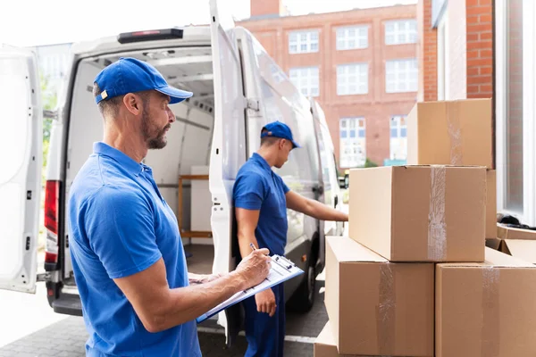 Van Courier Professionele Liefhebbers Lossen Vrachtwagen — Stockfoto