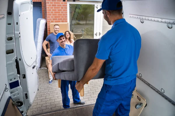 Heureux Famille Couple Regarder Déménageurs Décharger Des Meubles Camion — Photo