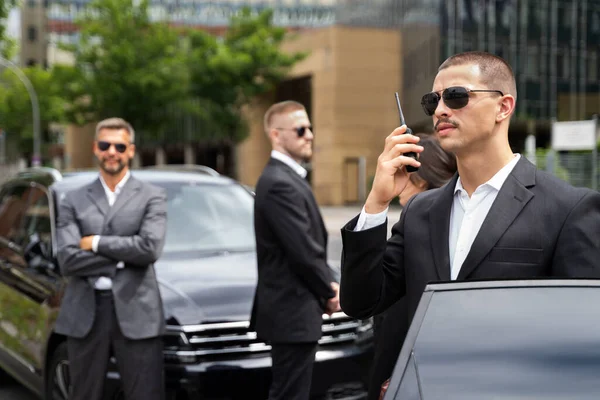 Serviço Guarda Segurança Empresarial Trabalho Perto Carro Luxo — Fotografia de Stock