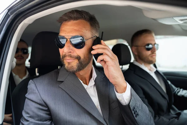 Guardia Seguridad Gafas Sol Dentro Coche Hablando Walkie Talkie —  Fotos de Stock