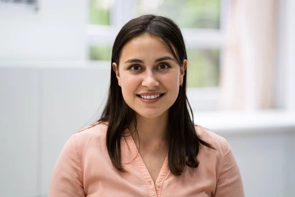 Sorridente Giovane Donna Ritratto Sul Posto Lavoro Ufficio — Foto Stock