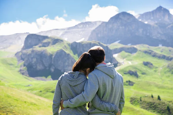 オーストリアの山の中でロマンチックな家族カップル旅行 — ストック写真