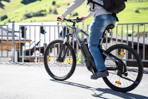 Jeździ Rowerze Elektrycznym Mieście Rower Elektryczny Lecie — Zdjęcie stockowe